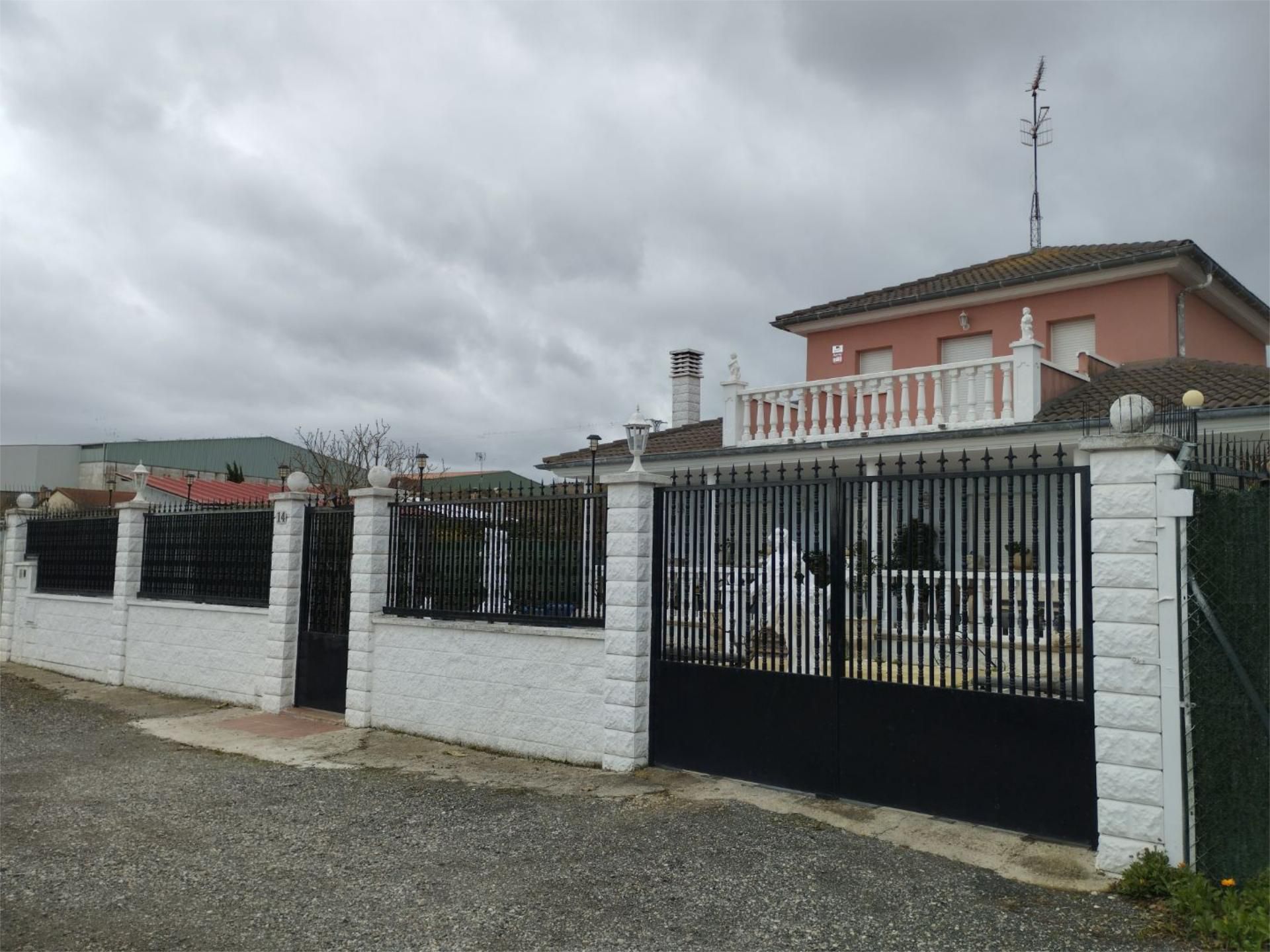 Vista exterior de Casa o xalet en venda en Briviesca amb Calefacció, Jardí privat i Terrassa