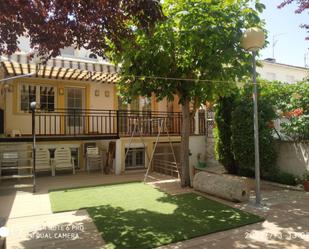 Jardí de Casa adosada en venda en Tarancón amb Aire condicionat i Terrassa