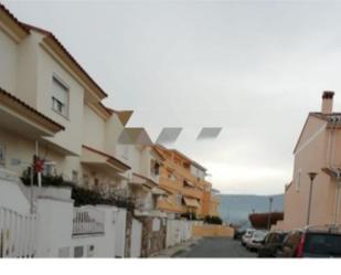 Vista exterior de Casa adosada en venda en Plasencia amb Aire condicionat, Terrassa i Balcó