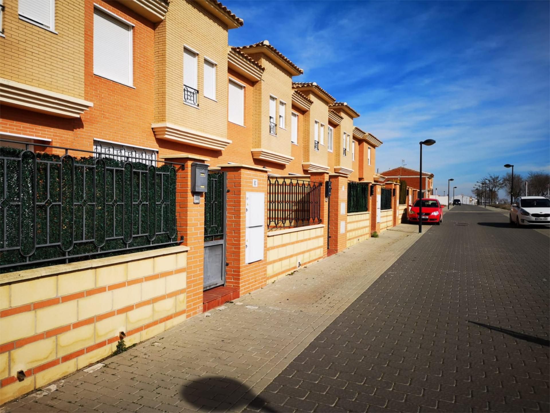 Vista exterior de Casa adosada en venda en Villarrobledo amb Calefacció, Terrassa i Traster