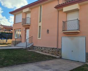 Vista exterior de Casa o xalet en venda en Almodóvar del Campo amb Terrassa