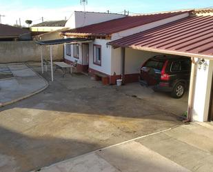 Parkplatz von Einfamilien-Reihenhaus zum verkauf in Manganeses de la Lampreana mit Terrasse