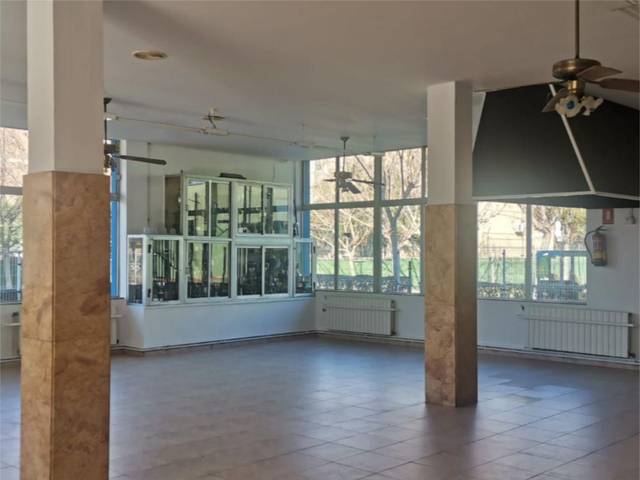 Local comercial en Alquiler en Calle del Teniente Ortiz de Zárate, 10 en Salvador Allende