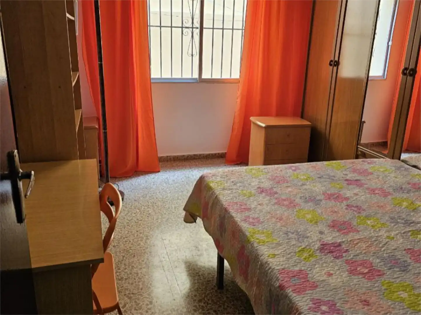Pis de lloguer a Calle Loja, 17, Capuchinos - Los Olivos Dormitori de Pis de lloguer en Vélez-Málaga amb Moblat i Balcó