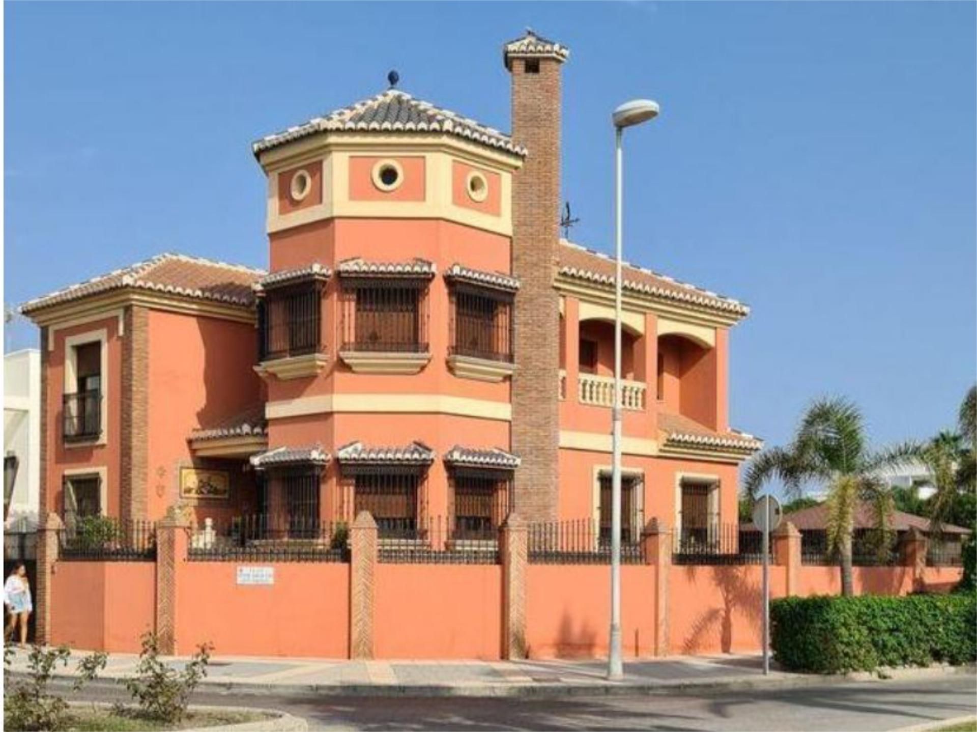 Vista exterior de Casa o xalet en venda en Motril amb Aire condicionat, Terrassa i Piscina