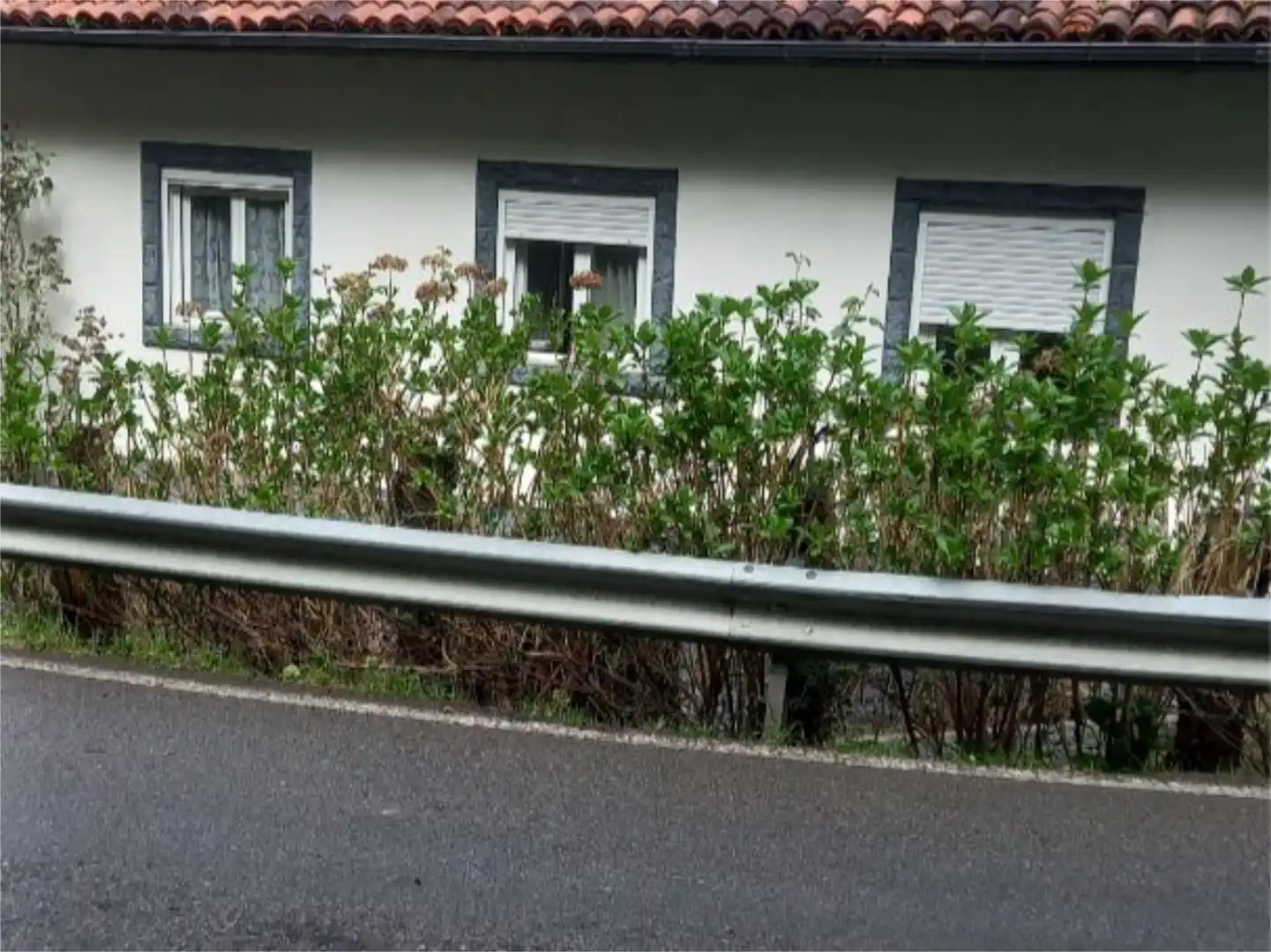 Vista exterior de Casa o xalet en venda en Belmonte de Miranda amb Terrassa