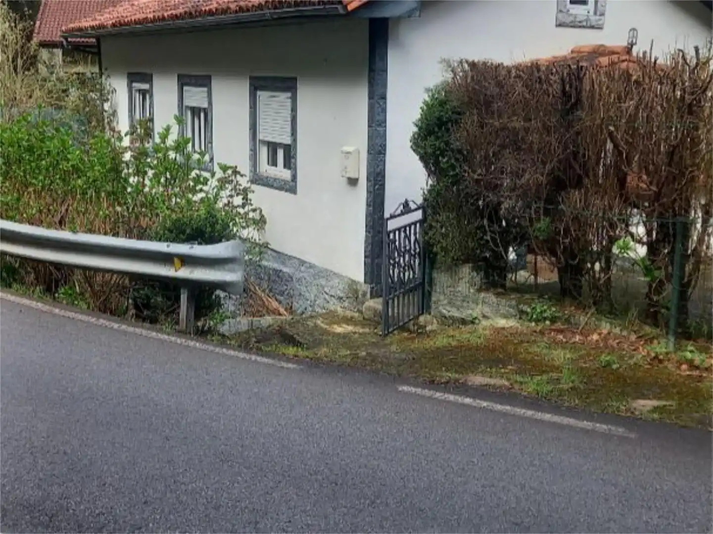 Vista exterior de Casa o xalet en venda en Belmonte de Miranda amb Terrassa