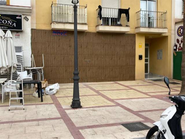 Local comercial en Venta en Avenida Reyes Católicos, 56 en Centro