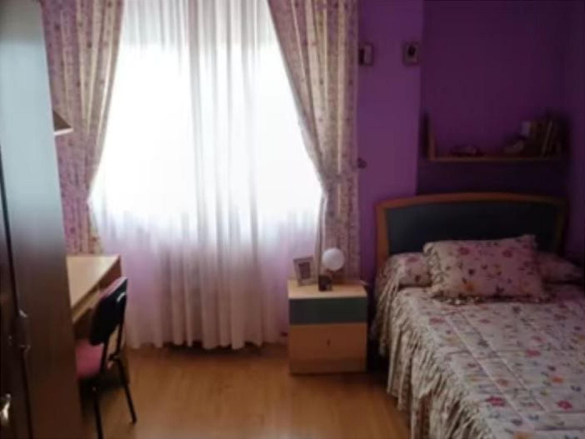 Bedroom of Flat to share in Salamanca Capital  with Heating, Parquet flooring and Furnished