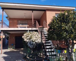 Vista exterior de Casa o xalet en venda en Chapinería amb Aire condicionat, Terrassa i Balcó