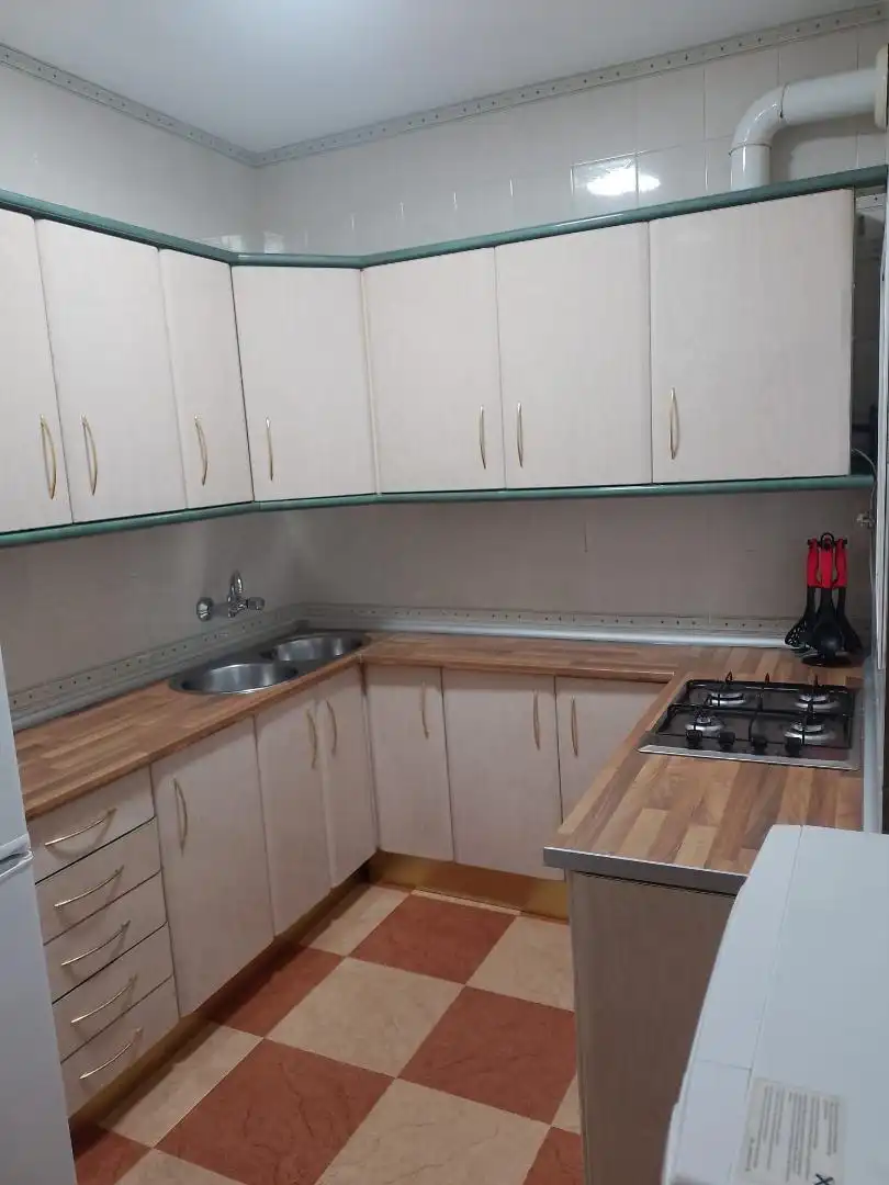 Piso de alquiler en Avenida de Málaga, Centro Cocina de Piso de alquiler en Chipiona con Amueblado, Lavadora y Microondas