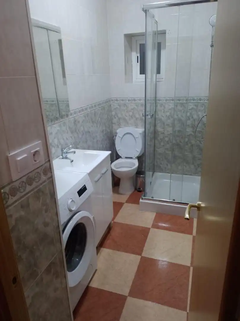 Piso de alquiler en Avenida de Málaga, Centro Baño de Piso de alquiler en Chipiona con Amueblado, Lavadora y Microondas