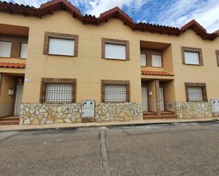 Vista exterior de Casa o xalet en venda en Santa Cruz de la Zarza amb Piscina