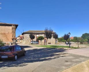 Außenansicht von Haus oder Chalet zum verkauf in Santiago Millas mit Balkon