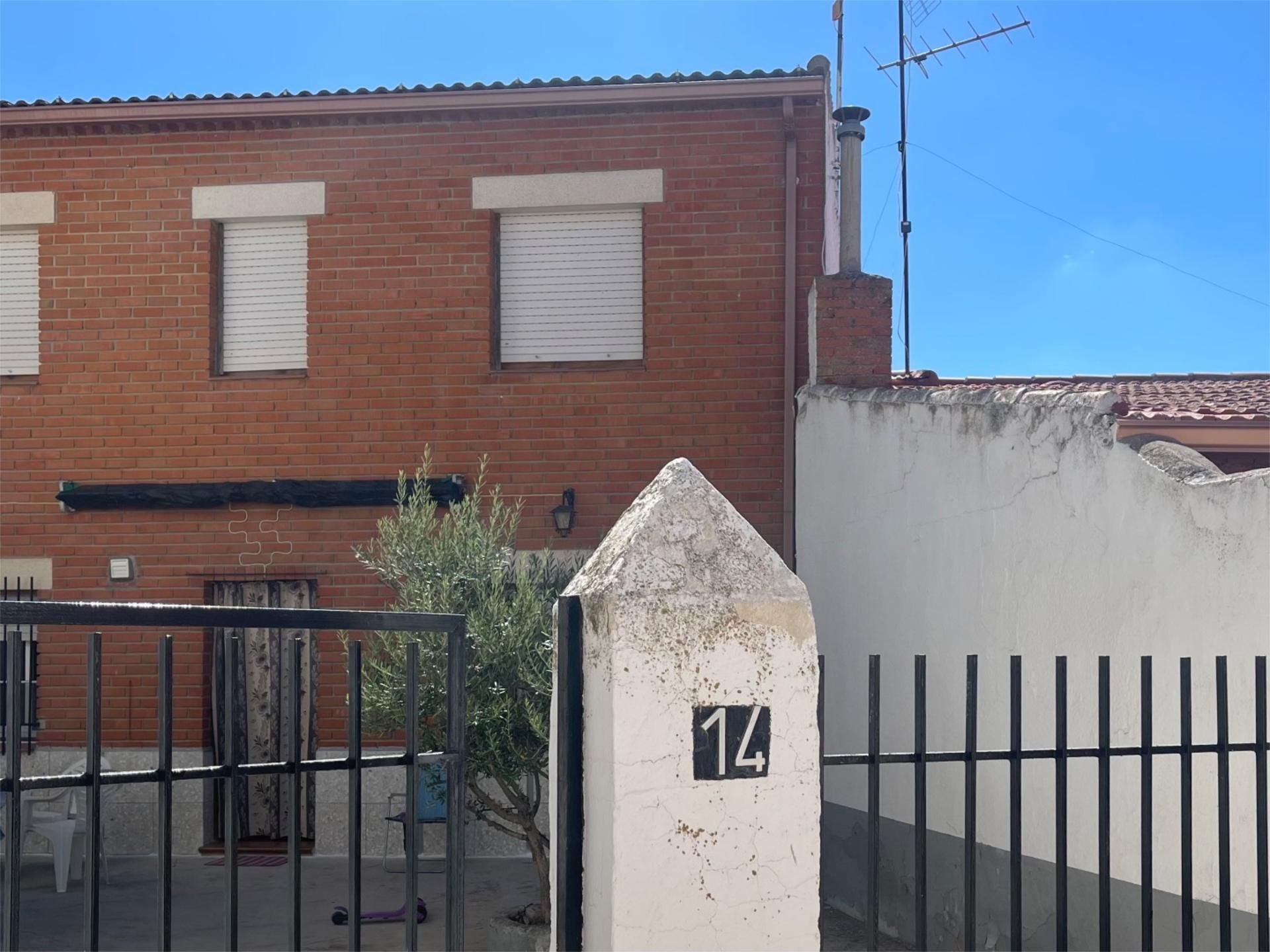 Vista exterior de Casa adosada en venda en Tresjuncos amb Jardí privat, Terrassa i Traster