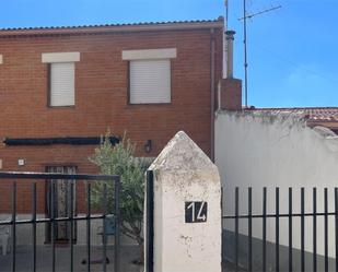 Vista exterior de Casa adosada en venda en Tresjuncos amb Jardí privat, Terrassa i Traster