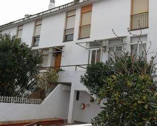 Vista exterior de Casa adosada en venda en Socuéllamos amb Aire condicionat, Terrassa i Piscina