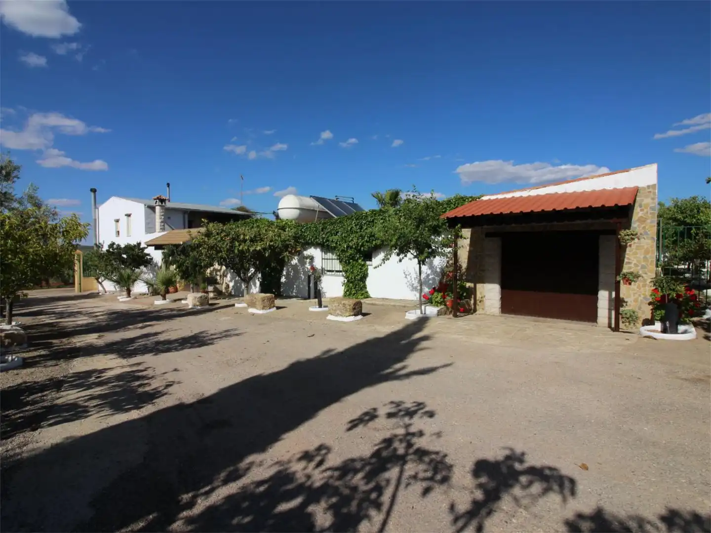 Finca rústica en venta en Campillos Vista exterior de Finca rústica en venta en Campillos con Aire acondicionado, Jardín privado y Terraza