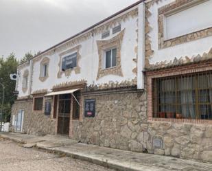 Vista exterior de Local en venda en San Martín de Valdeiglesias amb Aire condicionat, Calefacció i Moblat