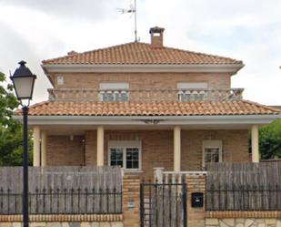 Vista exterior de Casa o xalet en venda en Arroyomolinos (Madrid) amb Terrassa, Piscina i Balcó