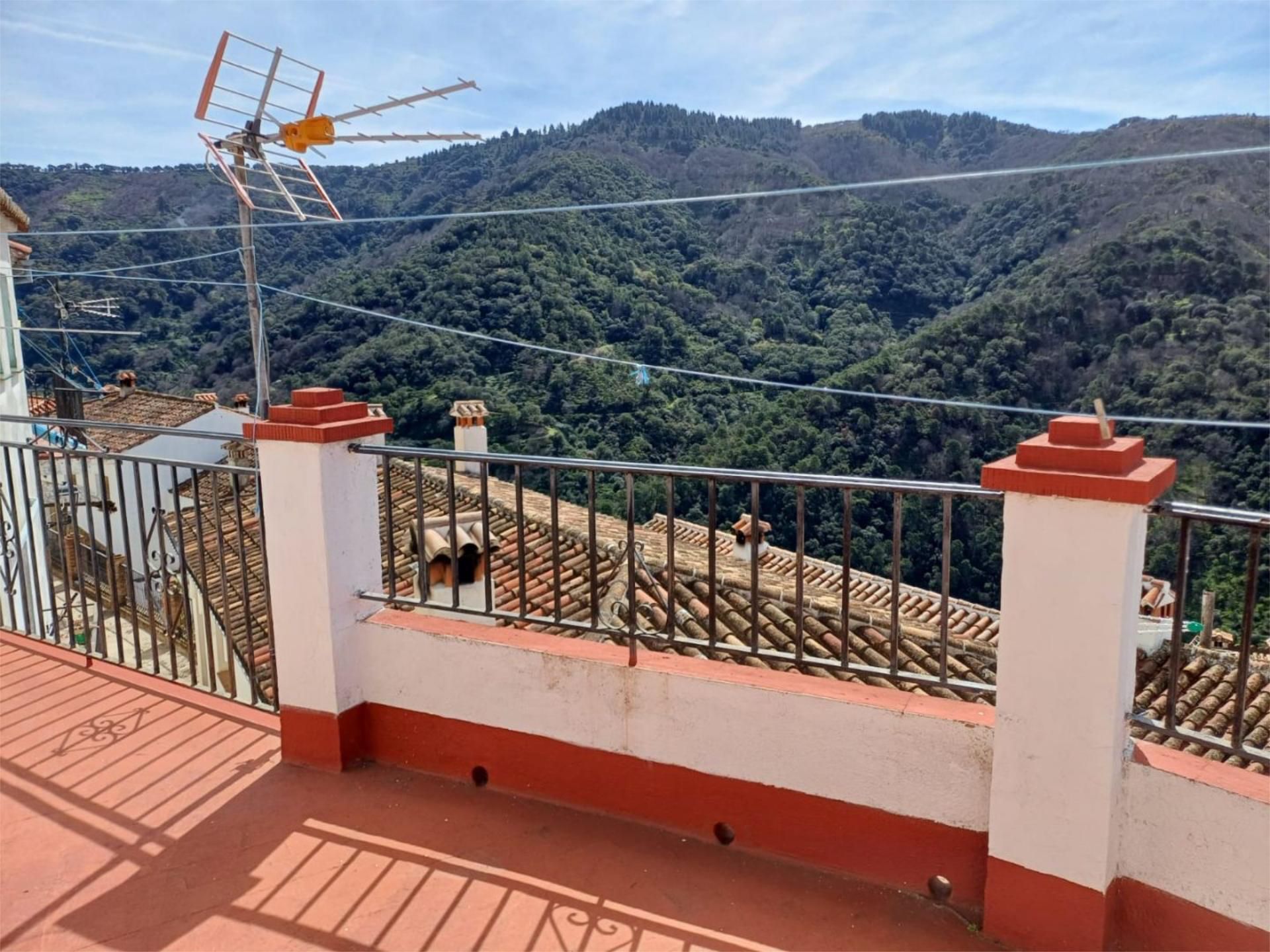 Vista exterior de Casa adosada en venda en Jubrique amb Terrassa, Traster i Moblat