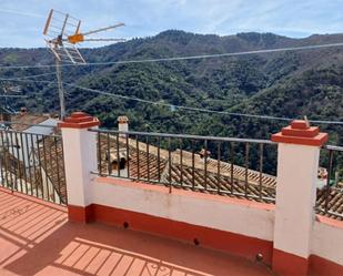 Vista exterior de Casa adosada en venda en Jubrique amb Terrassa