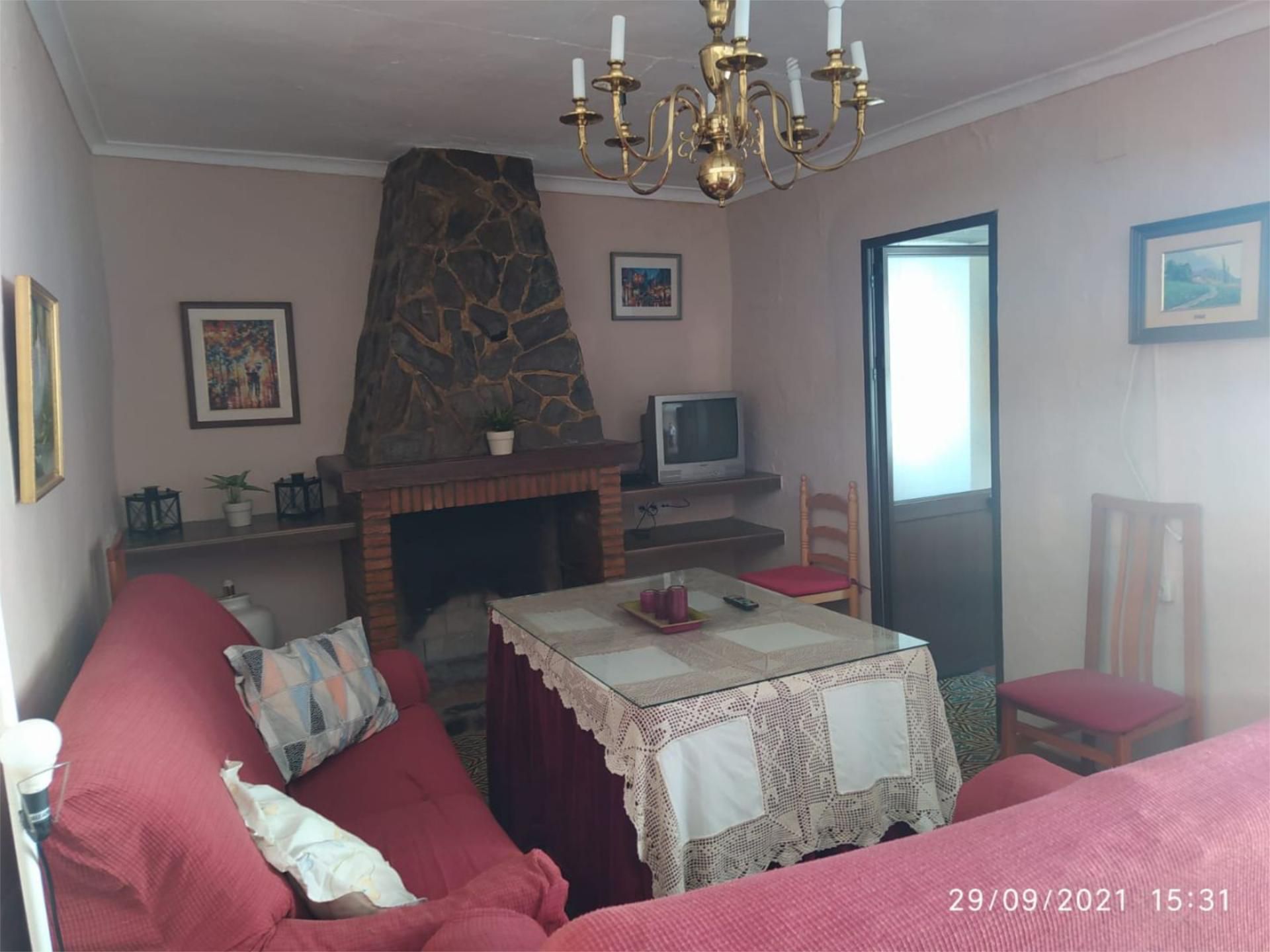 Sala d'estar de Casa adosada de lloguer en Cala amb Jardí privat, Traster i Moblat