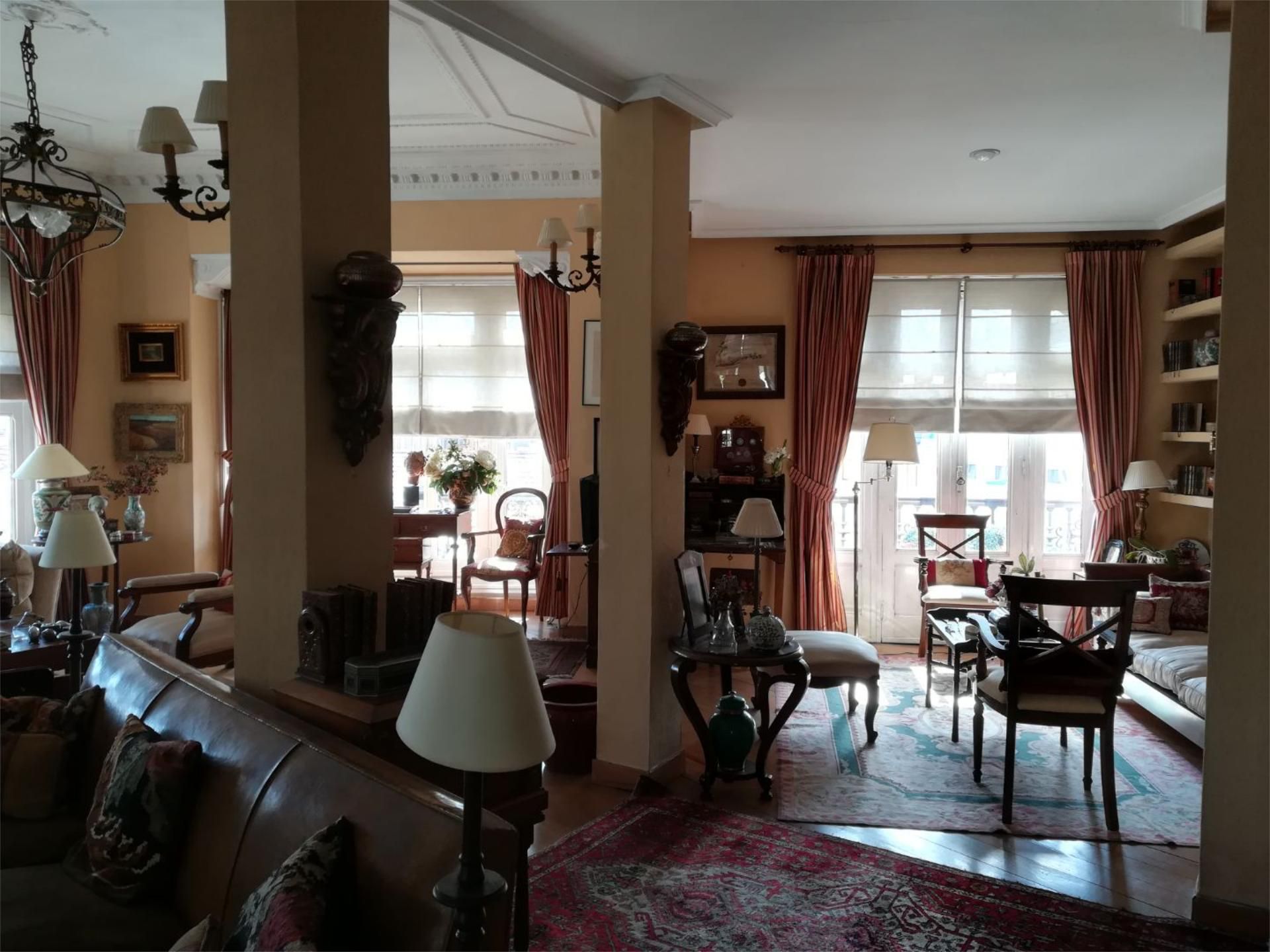 Sala d'estar de Àtic en venda en Oviedo  amb Balcó