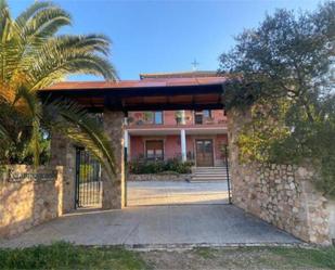 Vista exterior de Casa adosada en venda en Villaviciosa de Córdoba amb Terrassa i Piscina