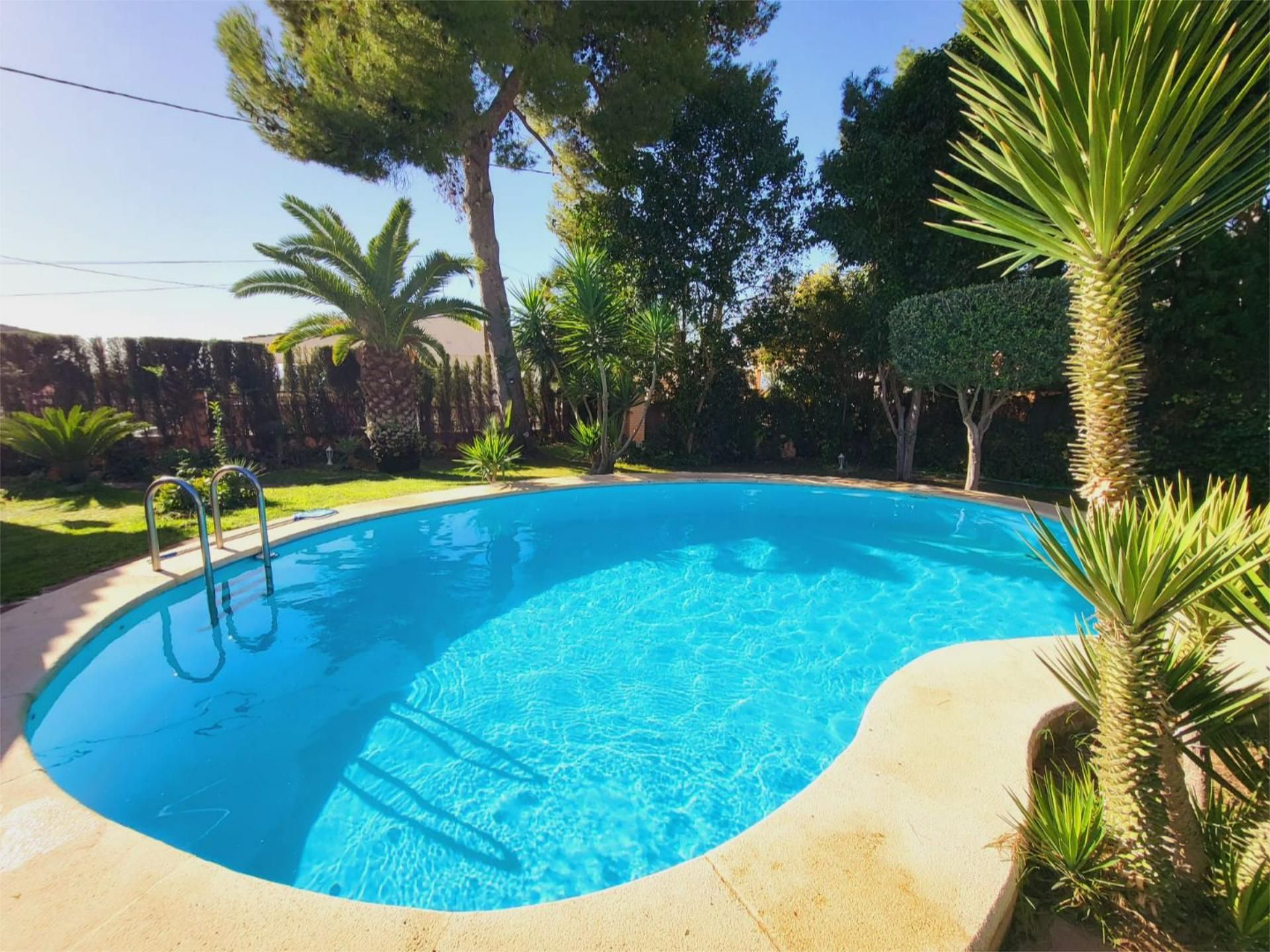 Piscina de Casa o xalet de lloguer en La Pobla de Vallbona amb Aire condicionat, Calefacció i Jardí privat