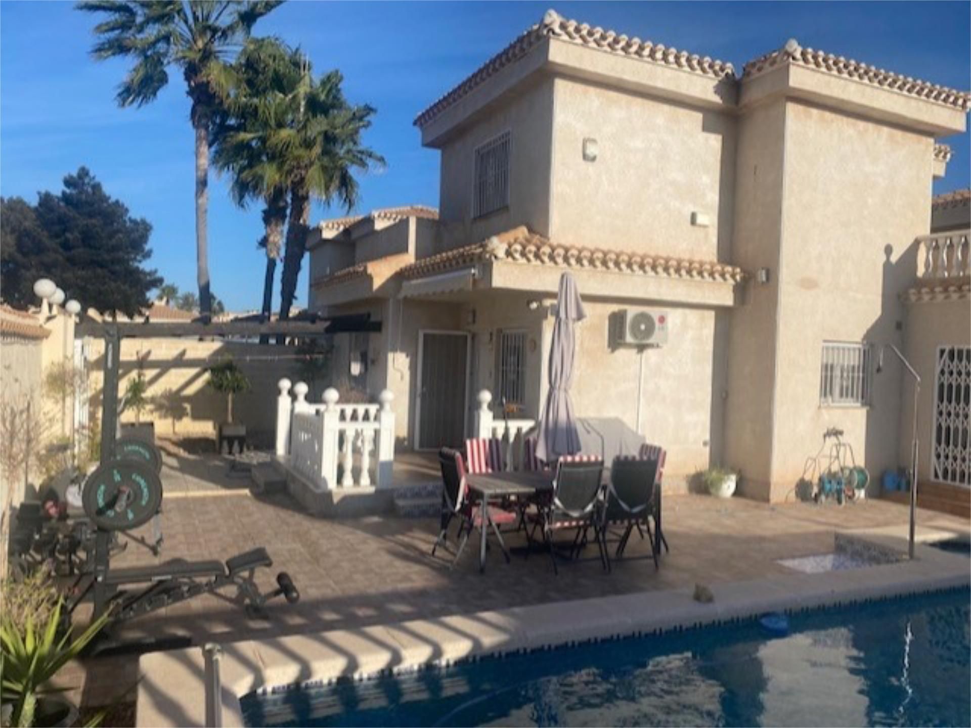 Vista exterior de Casa o xalet en venda en Orihuela amb Aire condicionat, Jardí privat i Parquet