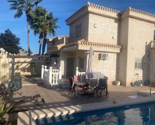Vista exterior de Casa o xalet en venda en Orihuela amb Aire condicionat, Terrassa i Piscina