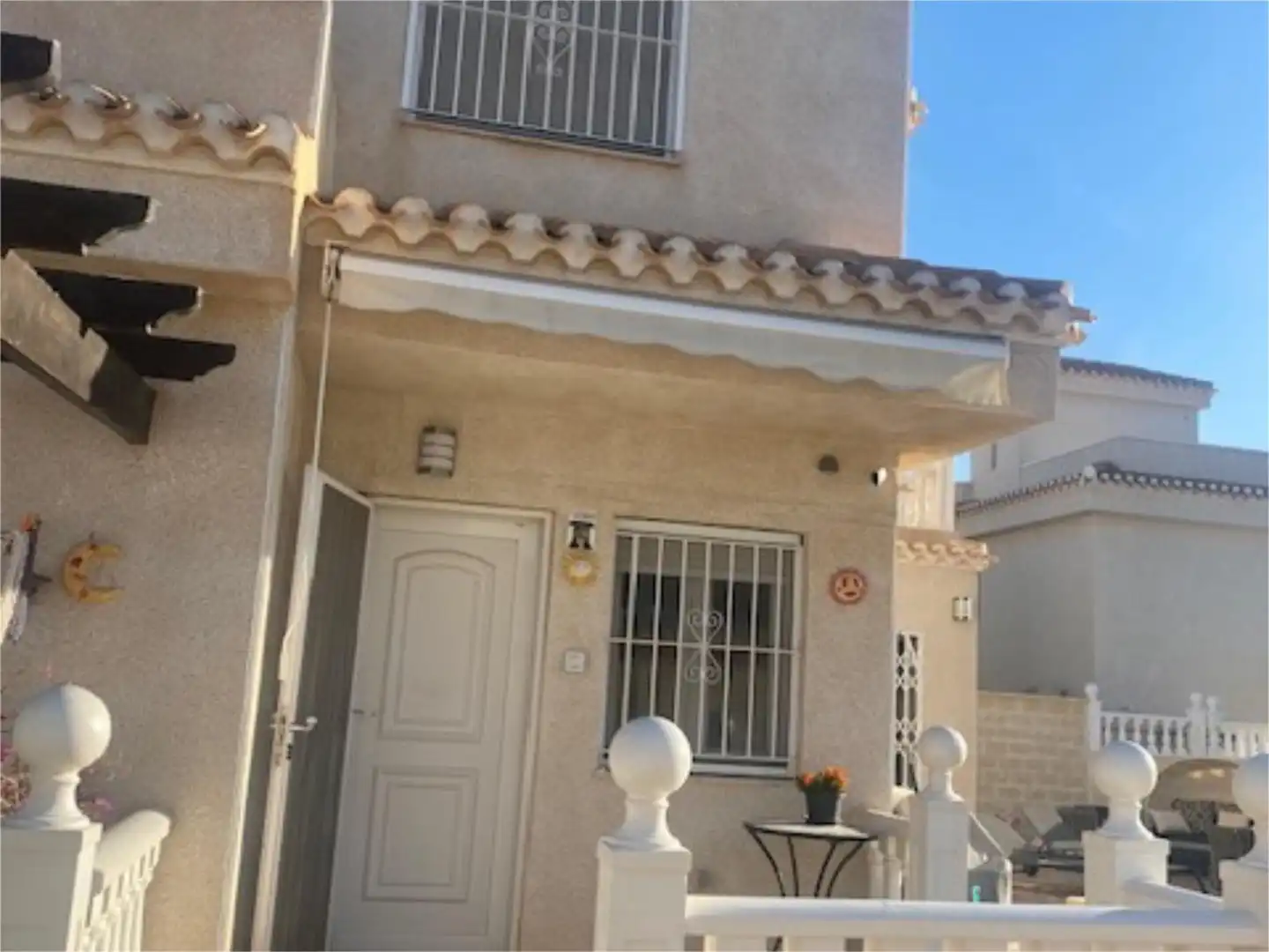Vista exterior de Casa o xalet en venda en Orihuela amb Aire condicionat, Jardí privat i Parquet