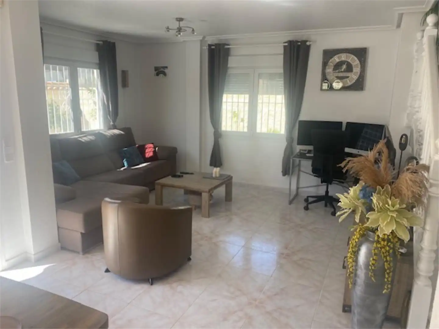 Sala d'estar de Casa o xalet en venda en Orihuela amb Aire condicionat, Jardí privat i Parquet