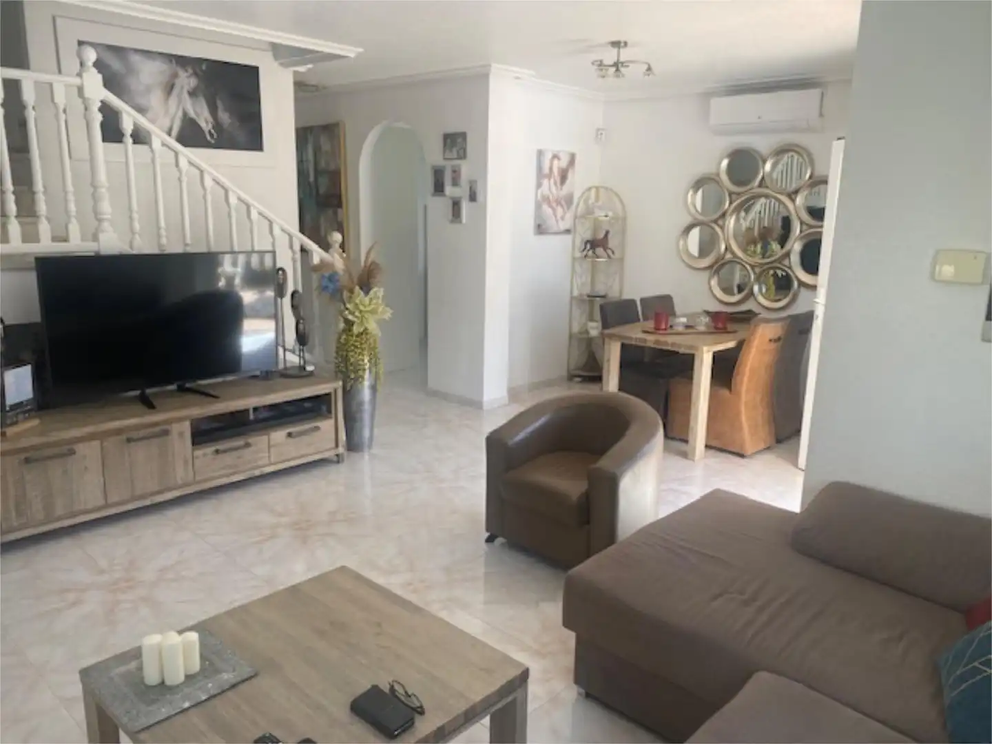 Sala d'estar de Casa o xalet en venda en Orihuela amb Aire condicionat, Jardí privat i Parquet