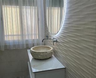 Bathroom of Flat for sale in El Viso del Alcor  with Air Conditioner