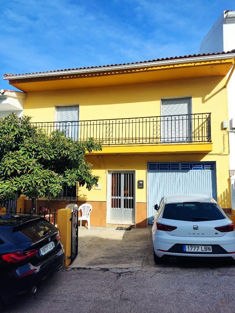 Exterior view of Single-family semi-detached for sale in Castillo de Locubín  with Private garden, Terrace and Storage room
