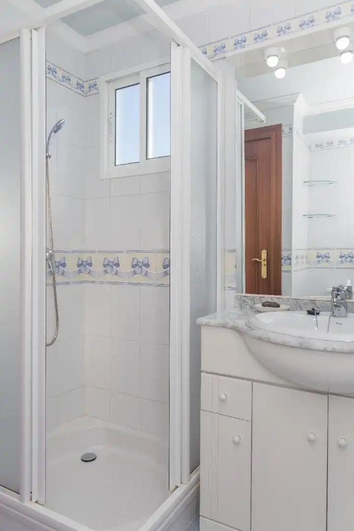 Badezimmer von Wohnungen zur Miete in Mijas mit Klimaanlage, Privatgarten und Terrasse