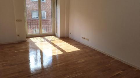 Flat to rent in Pueblo Nuevo, Madrid - image 3 Photo 3 of Flat to rent in Pueblo Nuevo, Madrid