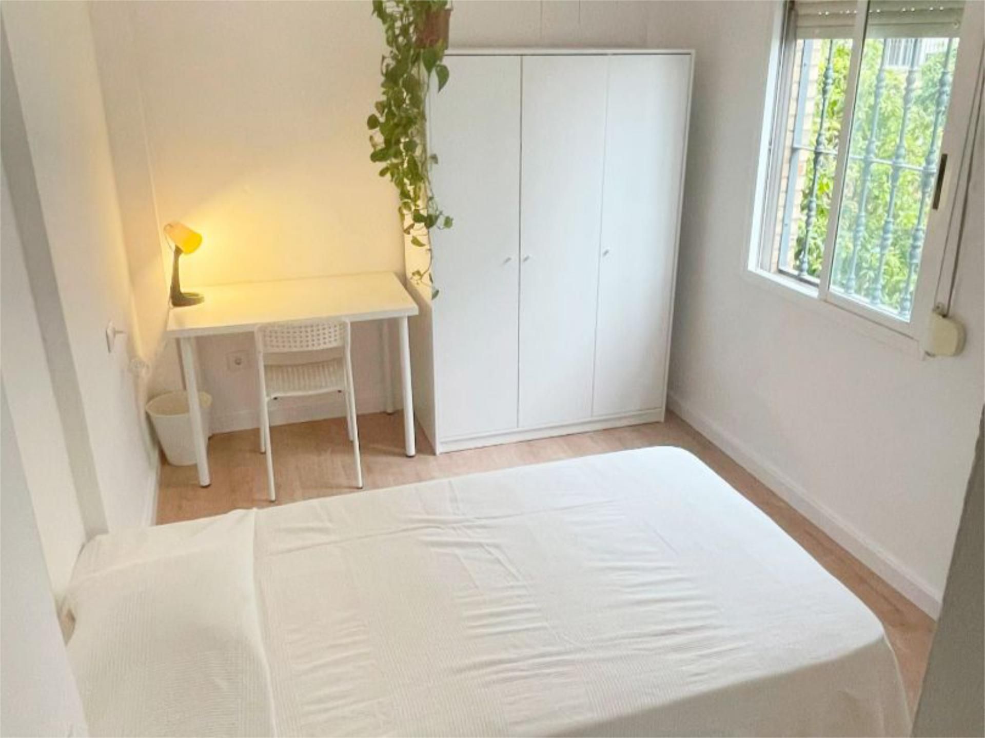 Bedroom of Flat to share in Dos Hermanas  with Air Conditioner, Parquet flooring and Furnished