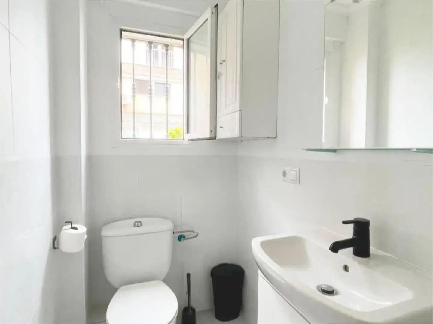 Habitació a Calle Gardenias, 1, Arenal - La Pólvora Bany de Pis per a compartir en Dos Hermanas amb Aire condicionat, Parquet i Moblat