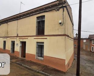 Vista exterior de Casa o xalet en venda en Valdunquillo amb Calefacció, Jardí privat i Traster