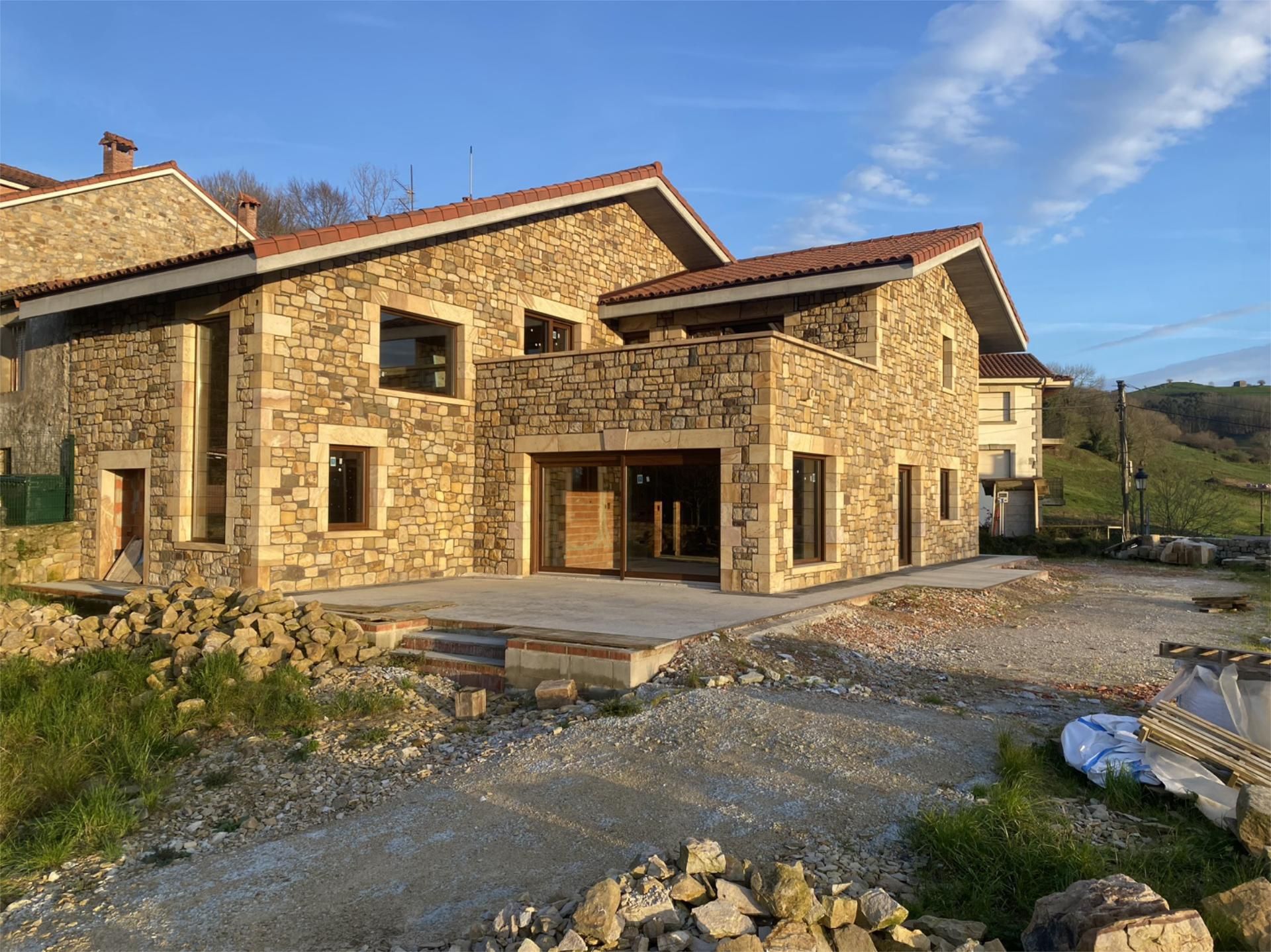 Vista exterior de Casa o xalet en venda en Villacarriedo amb Jardí privat i Terrassa