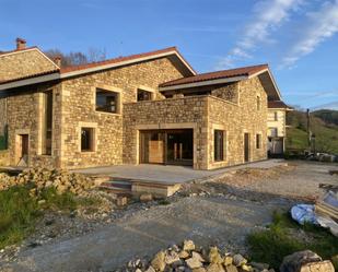 Vista exterior de Casa o xalet en venda en Villacarriedo amb Terrassa