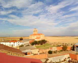 Vista exterior de Casa adosada en venda en Ventosa de la Cuesta amb Terrassa