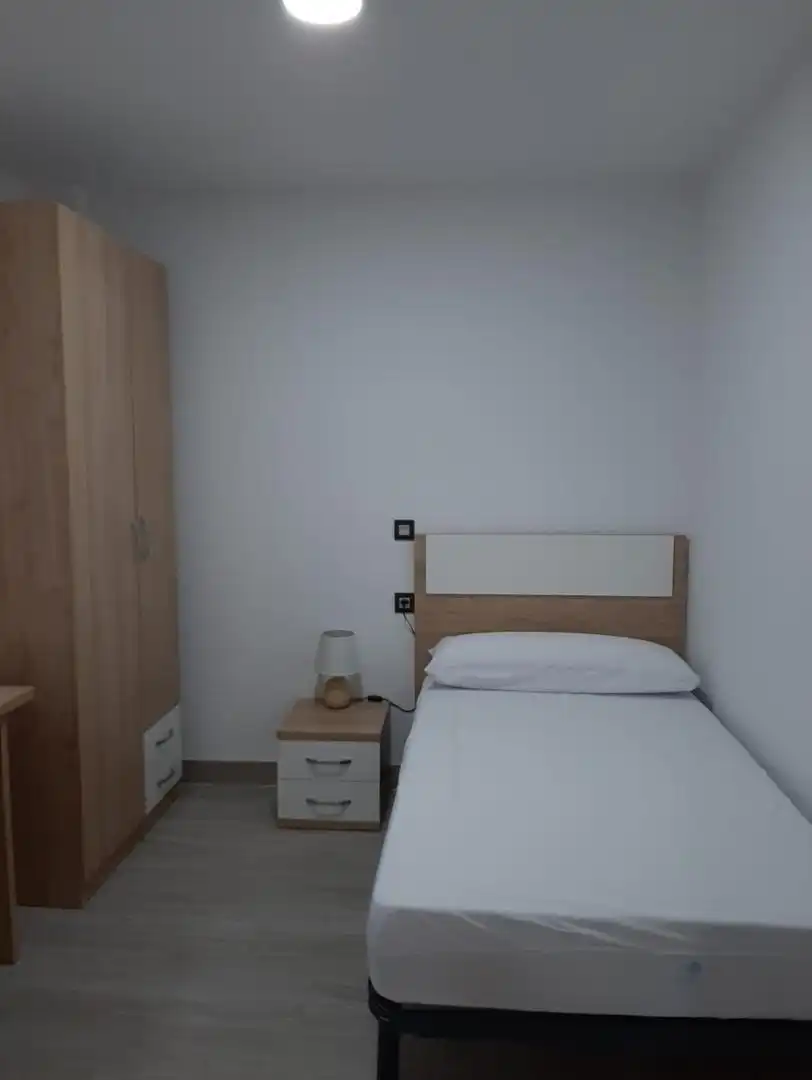 Room in Calle el Trevenque, 20, Crta. De la Sierra