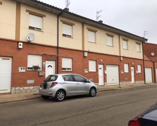 Vista exterior de Casa adosada en venda en Cabreros del Río amb Terrassa i Piscina