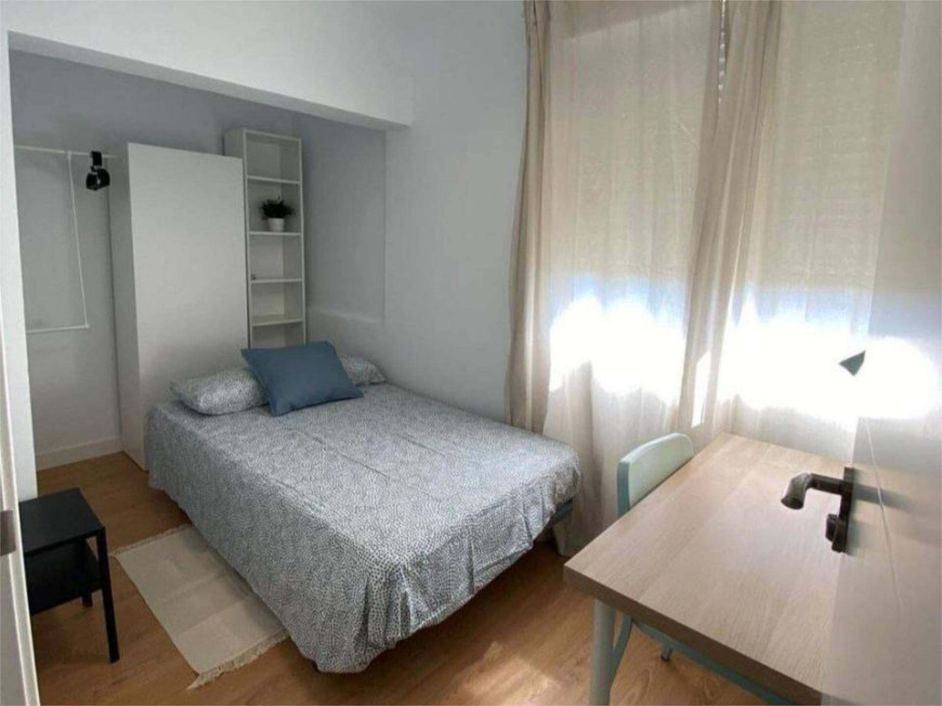 Bedroom of Flat to share in  Valencia Capital  with Air Conditioner, Heating and Private garden