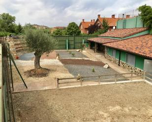 Jardí de Casa o xalet en venda en  Logroño amb Piscina