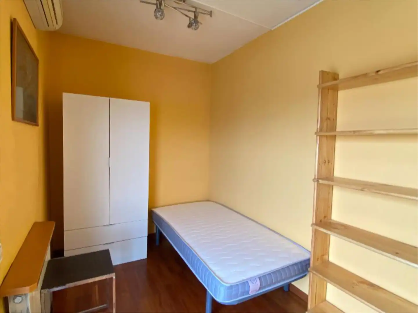 Habitació a Avinguda dels Països Catalans, 29, Remei - La Guixa Dormitori de Pis per a compartir en Vic amb Calefacció, Parquet i Moblat